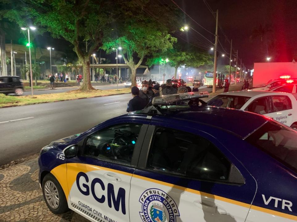 Foto 3 de 5 — Torcedores do São Paulo promovem aglomeração na Bento de Abreu após título paulista